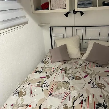 Entre St-raphael Et St-tropez. Pieds Dans L'eau, A Partir De 600 Euros/semaine. Lägenhet *